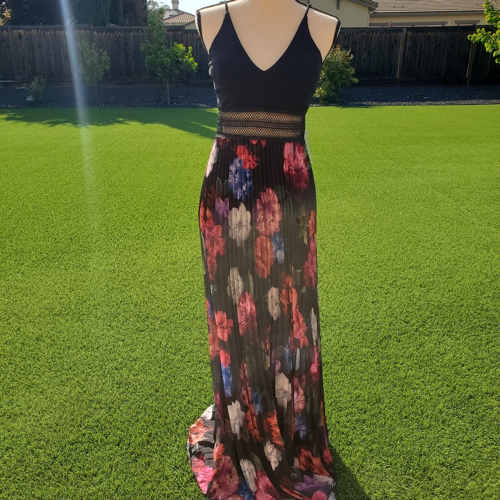 XSCAPE Pleated Floral-Print Gown
